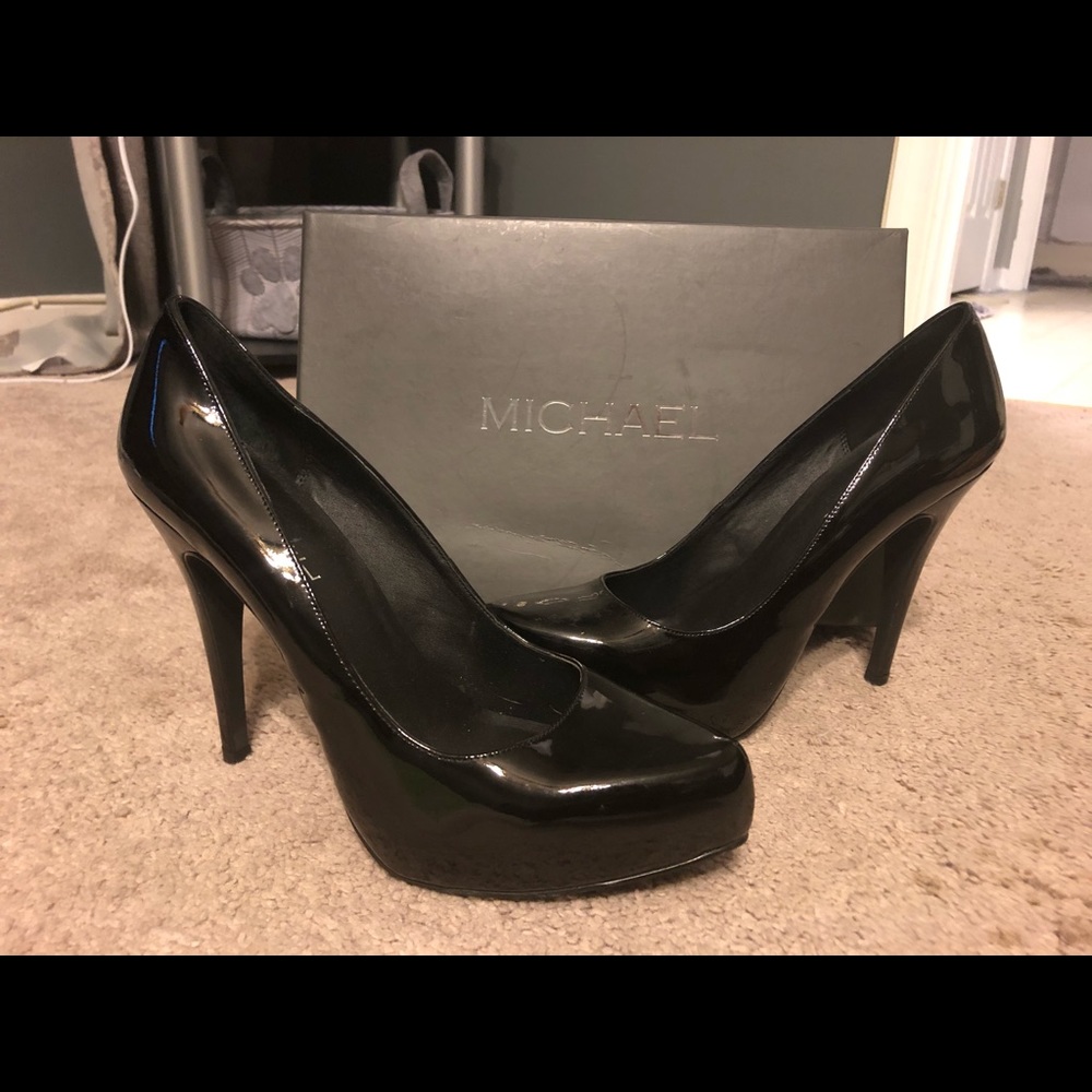 Heeled dress shoes